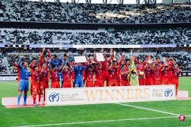 时隔34年维京队再夺挪超冠军，球迷冲入球场内疯狂庆祝