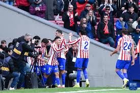 球迷骂东契奇是垃圾，后者命中高难度三分后回喷：你xx说啥呢